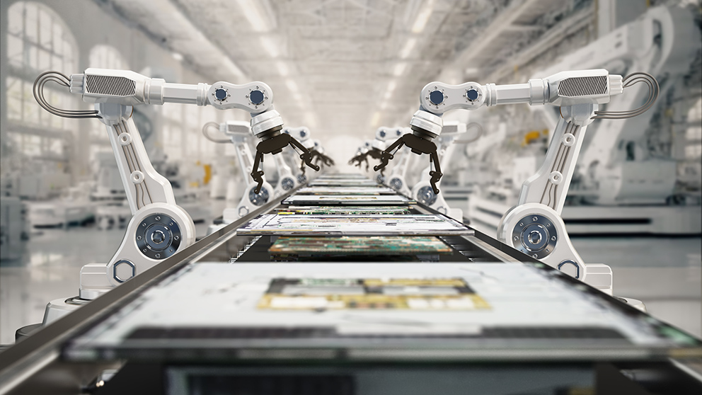 Getty Images/adventtr Roboterarme arbeiten an einem Fließband, als Symbolbild für Verwaltungsschale und Digitale Zwillinge
