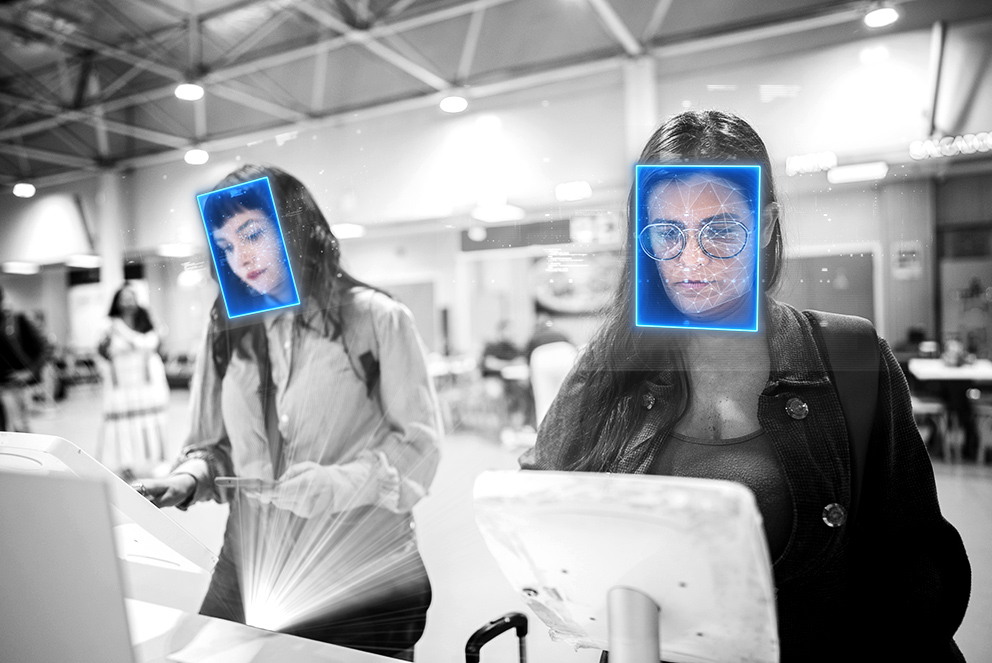 Getty Images/FG Trade Zwei Frauen stehen vor Monitoren, ihre Gesichter werden biometrisch erfasst. Syombolbild für den digitalen Ausweis