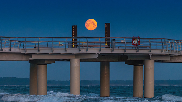 Vollmond über der Seebrücke in Prerow an der Ostsee