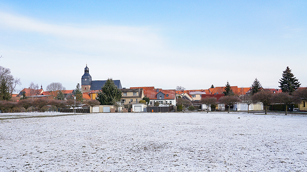 In Harzgerode in Sachsen-Anhalt sind die Wiesen weiß überzuckert.