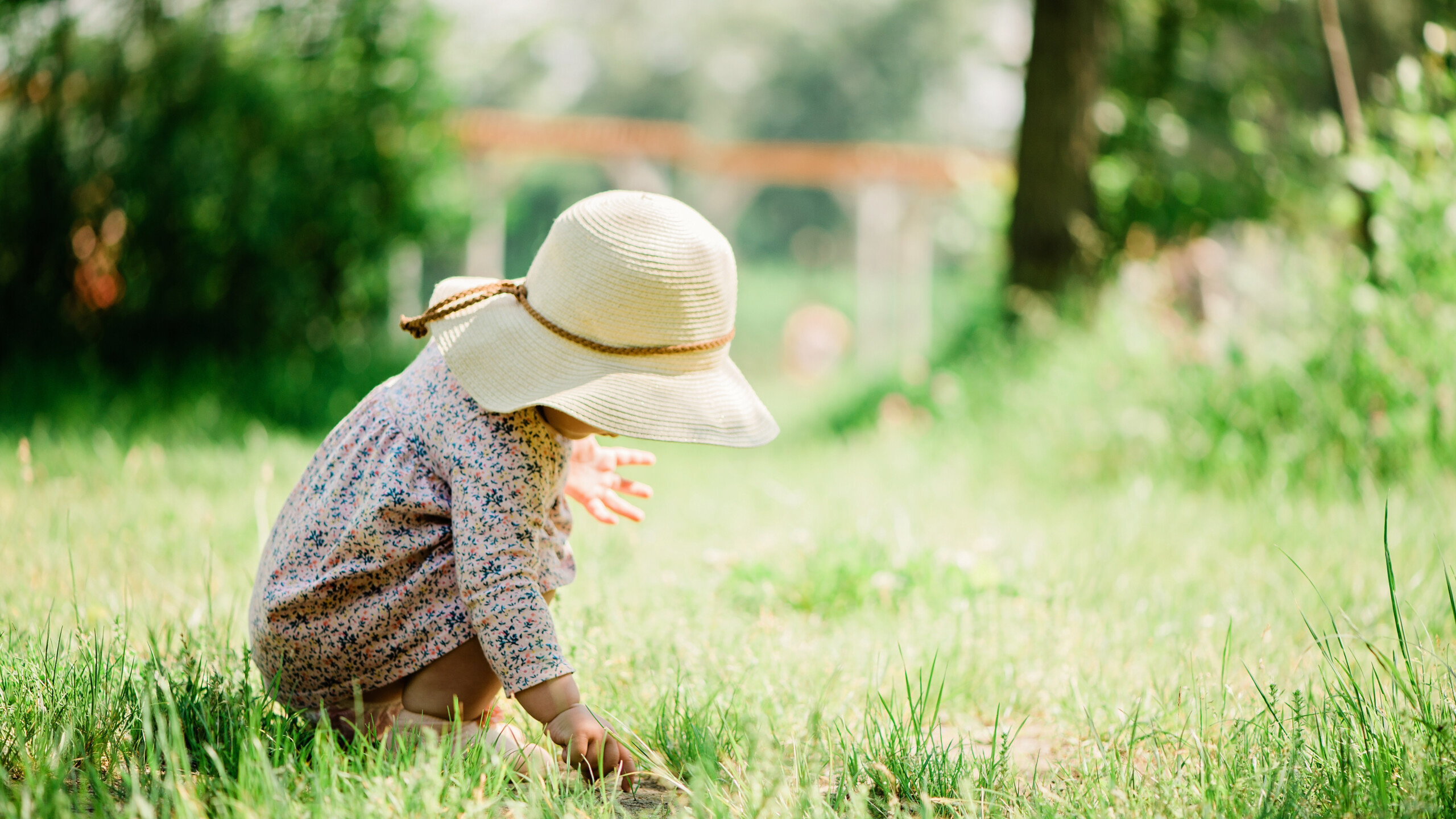 Schatten, Kleidung, Sonnencreme – in dieser Reihenfolge sollten (nicht nur) Kleinkinder vor der Sonne geschützt werden. Kann man Sonnencreme für Kinder unter einem Jahr in der Apotheke also überhaupt empfehlen? (c / Foto: troyanphoto / stock.adobe.com)