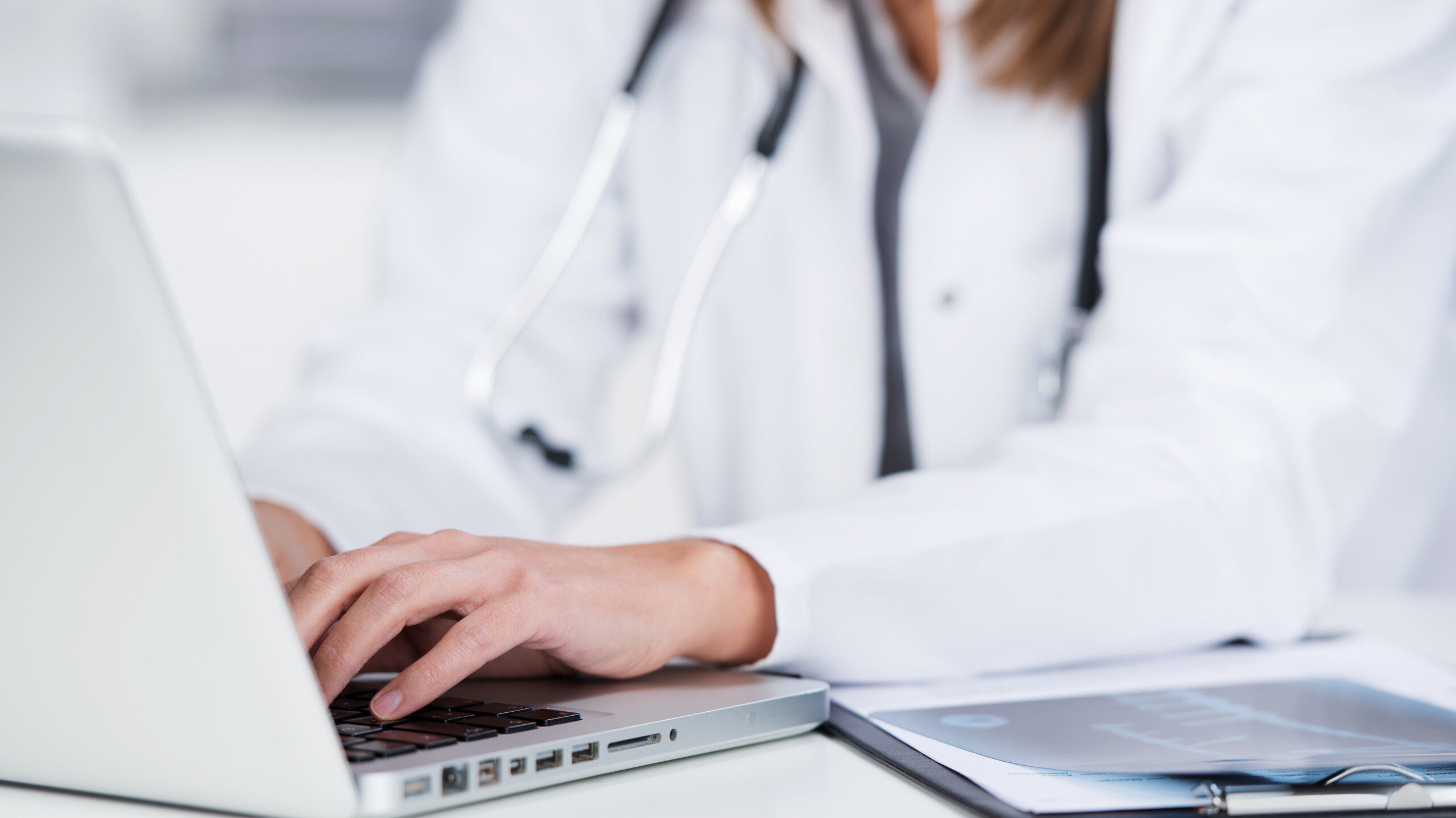 Viele Valsartan-Patienten bekamen in den vergangenen Wochen neue ärztliche Verordnungen. (s / Foto: contrastwerkstatt / stock.adobe.com)