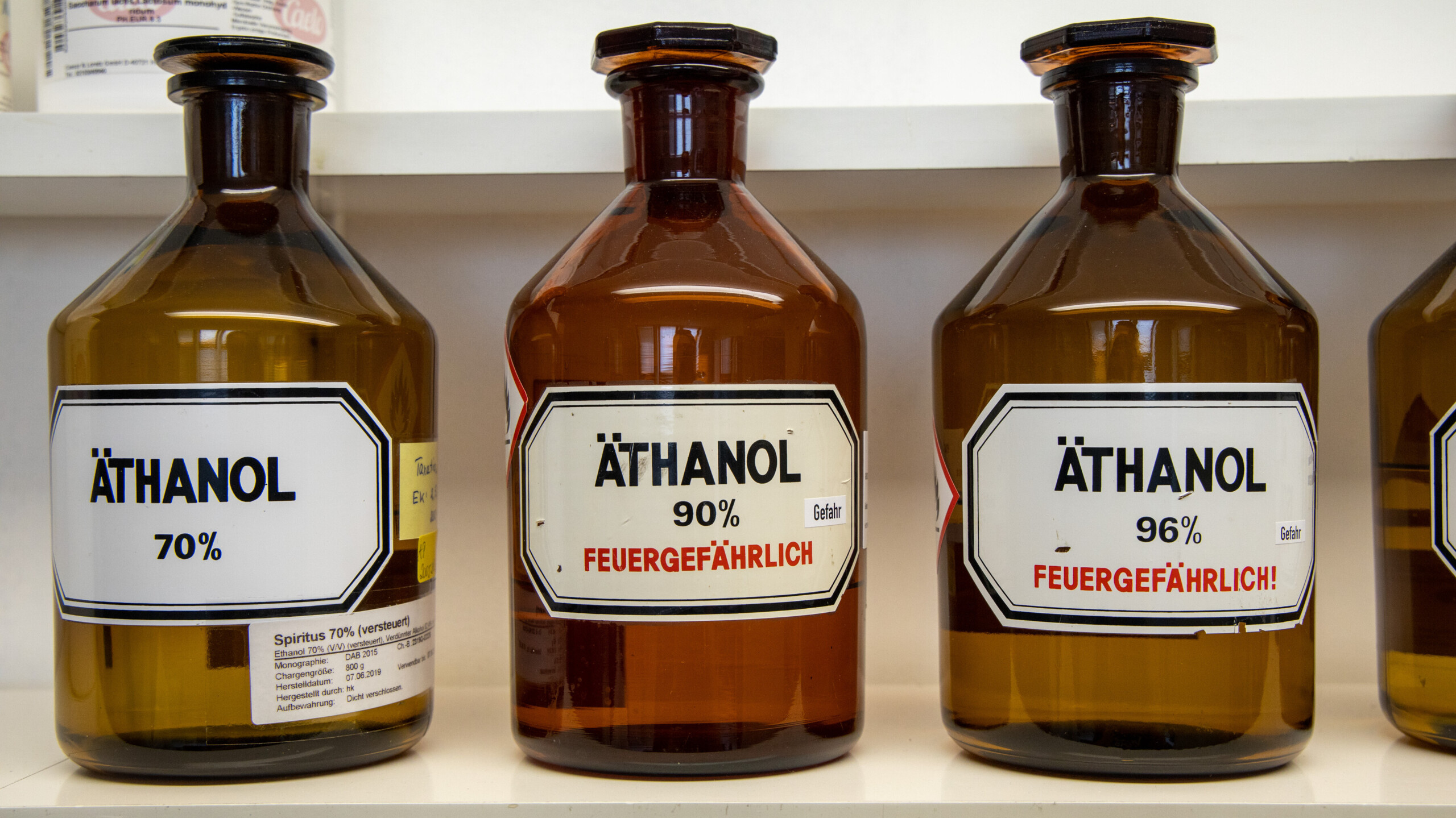 Wenn Ethanol in Zubereitungen zum Einnehmen verarbeitet wird, müssen die jeweiligen Rezepturarzneimittel demnächst mit einem<strong> </strong>Hinweis „enthält … mg Alkohol (Ethanol) pro Dosiereinheit/Dosiervolumen<strong>“</strong> versehen werden. (Foto: Schelbert)