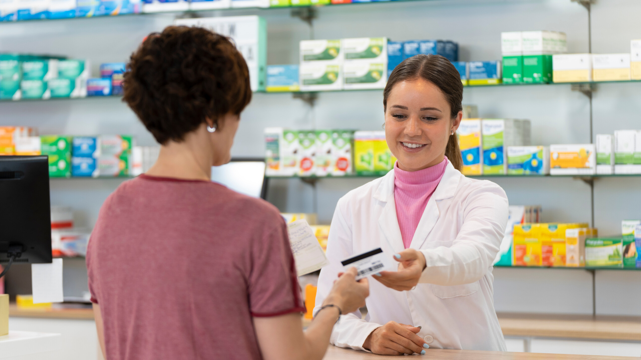Gesundheitskarte stecken, E-Rezept abrufen, Arzneimittel abgeben – fertig. Aber wann ist die Charge anzugeben? (Foto: Marc Calleja / AdobeStock)