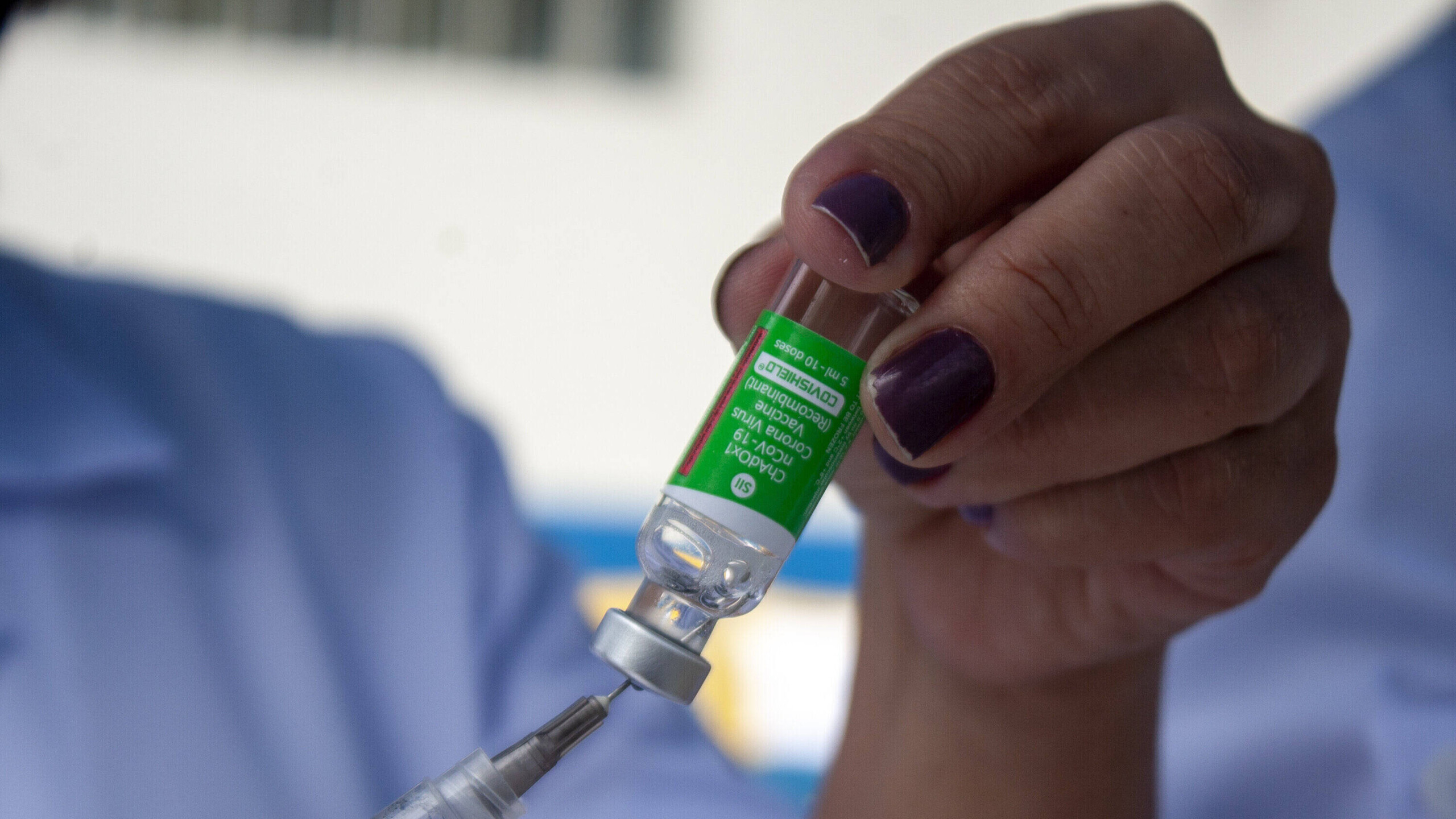 Vorläufigen Ergebnissen einer Universität-Oxford-Studie zufolge schützte der COVID-19-Impfstoff AstraZeneca bei jungen Menschen nur minimal vor leicht-moderaten COVID-19-Erkrankungen durch die südafrikanische Variante B.1.351. (Foto: IMAGO / TheNews2)