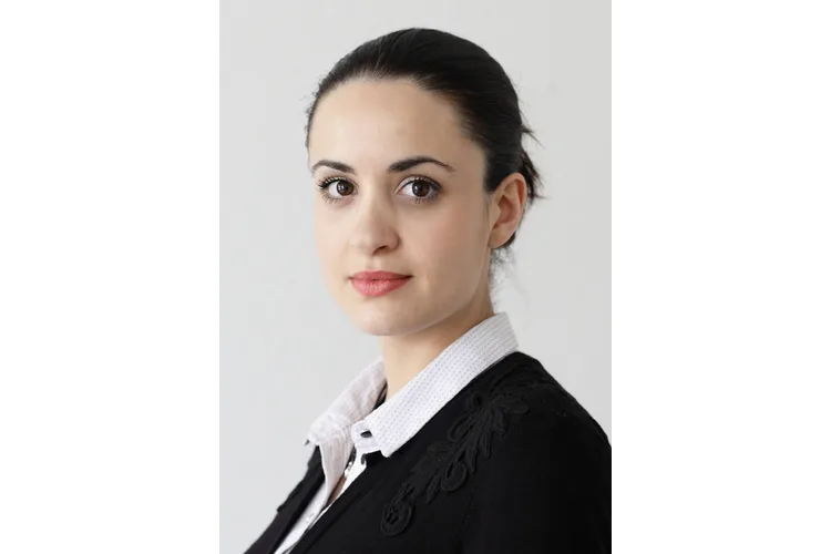 Stefanie Rietzler: Dass Ihr Sohn solche Themen mit Ihnen bespricht, zeugt von einer vertrauensvollen Beziehung. Je mehr Druck Sie aufbauen, desto wahrscheinlicher wird es, dass er sich zurückzieht und seinen Konsum verheimlicht. Sie können Ihre Sorgen mit ihm teilen – vom Kiffen abhalten können Sie ihn nicht. Wie bei Alkohol gilt auch bei Cannabis, dass der Konsum aus dem Ruder laufen kann. Reden Sie mit Ihrem Sohn darüber, woran er selbst und sein Umfeld merken würden, dass das Kiffen anfängt, seine Lebensführung negativ zu beeinflussen.