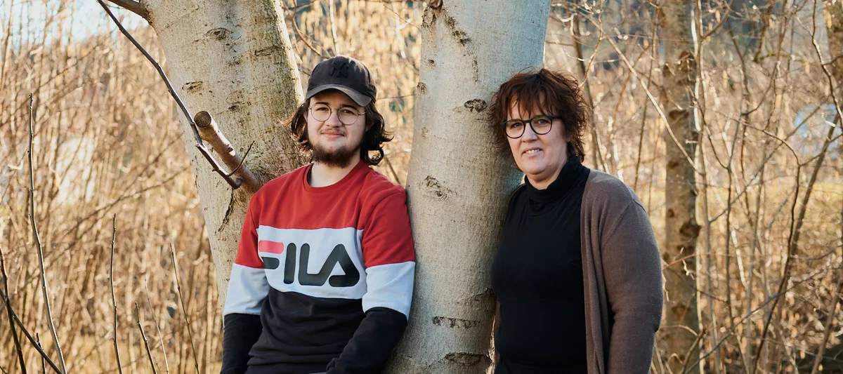 202404-schulangst-angst-wir-erzaehlung-schweizer-elternmagazin-hg Joel spricht mit seiner Mutter im Wald über seine Angst in die Schule zu gehen.