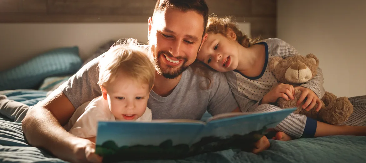 En lisant à haute voix, les enfants découvrent que l'apprentissage de la lecture en vaut la peine