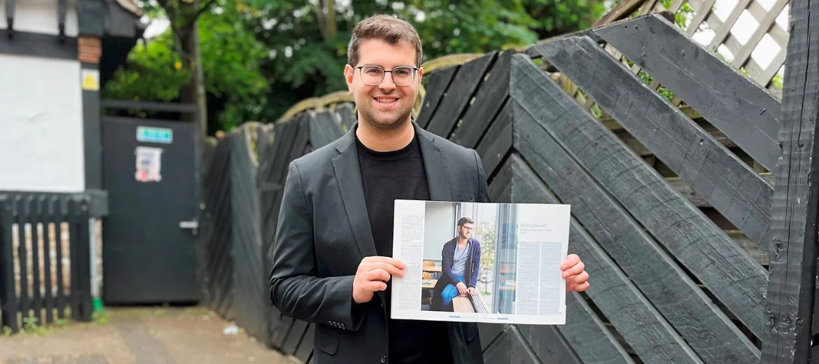 24-09-berufswahl-jubilaum-schweizer-elternmagazin-hg Beruf damals und heute: Jérémy Donath hält das Berufswahl-Heft mit dem Artikel vor zehn Jahren
