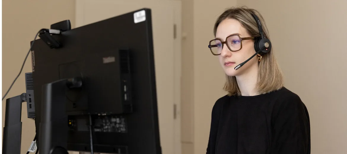24-09-berufswahl-lea-koechlin-schweizer-elternmagazin-hg Berufswahl: Junge Frau sitzt vor dem Computer