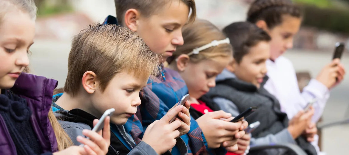 24-10-smartphone-durable-magazine-des-parents-suisses-hg Smartphone et environnement : 6 enfants qui regardent tous leur propre téléphone portable