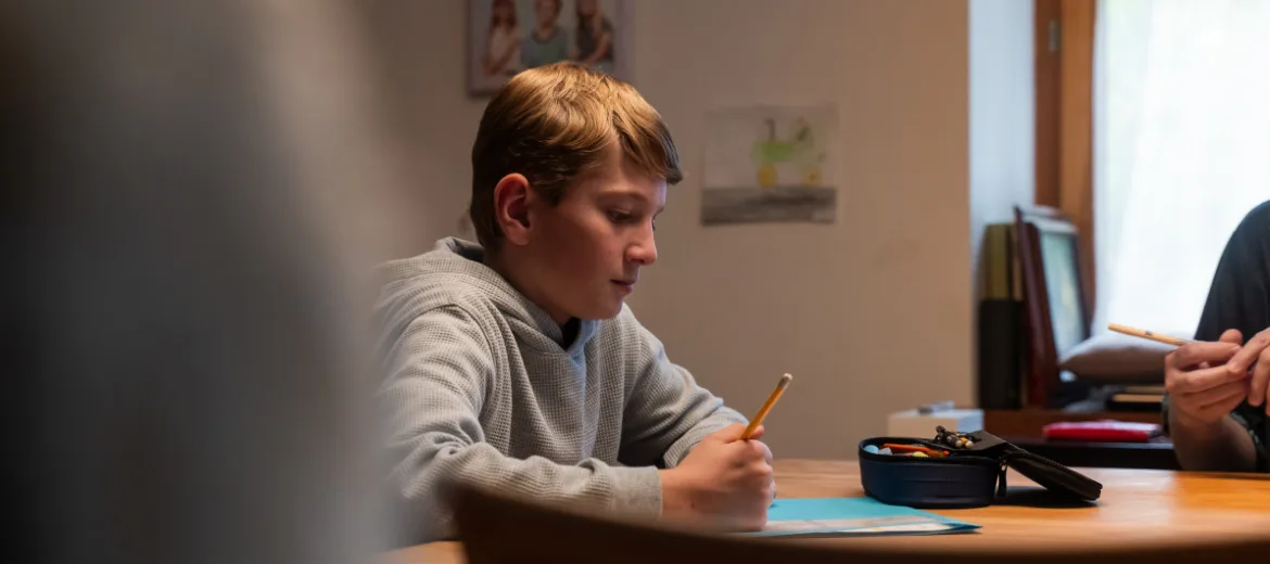 24-12-apprendre-avec-adhs-taulant-magazine-des-parents-suisses-hg Apprendre avec le TDAH : un garçon atteint de cette maladie fait ses devoirs