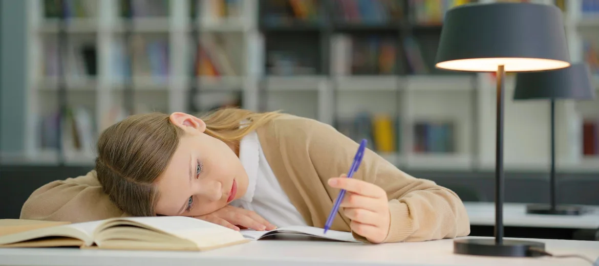 24-12-début-des-enseignements-école-pair-enseignement-adolescent-bold-magazine-suisse-parents-fritz-et-fraenzi-hg Commencer les cours plus tard ? Une fille pose la tête sur son bureau