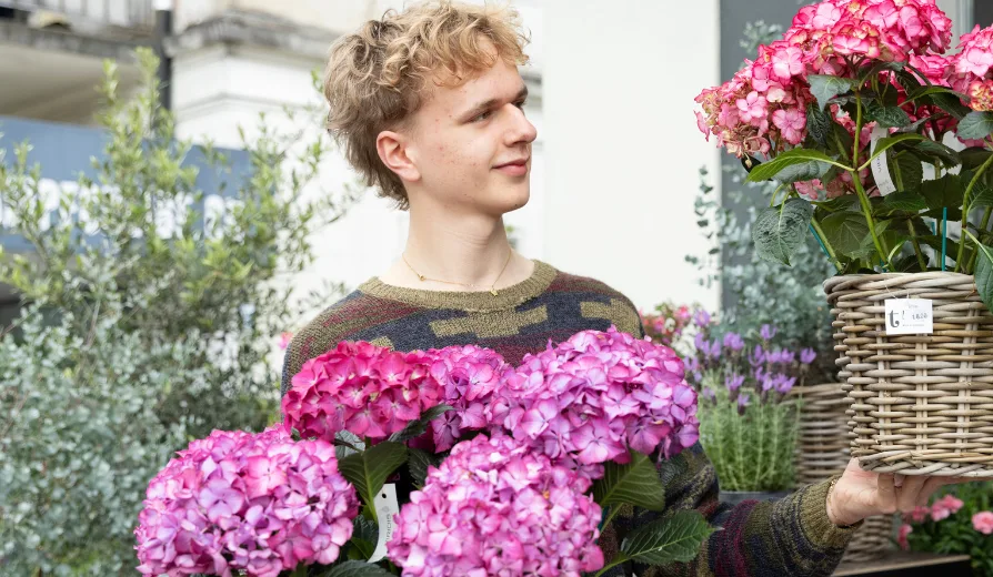 berufswahl-wie-stelle-ich-mich-vor-bewerbung-lehrstelle-fritz-und-und-fraenzi-stefan-michel-susanna-valentin-hg Bewerbung für Lehrstelle: Dominic Koch vor dem Blumengeschäft wo er eine Lehre als Florist macht.