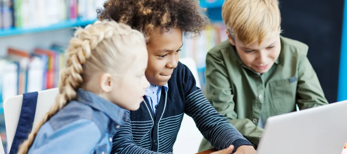 gerne-in-schule-gehen-mercator-schweizer-elternmagazin-hg Gerne in die Schule gehen: 2 Buben und ein Mädchen sitzen interessiert vor einem Laptop