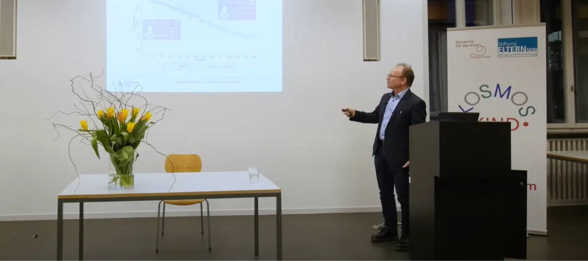 kosmos-kind-darm-carsten-posovszky-gesunde-ernaehrung-fuer-kinder-stillen-kosmos-kind Kinderarzt Carsten Posovszky zeigt im Kosmos-Kind-Vortrag, wie gesunde Ernährung gefördert und Fehlernährung vermieden wird.