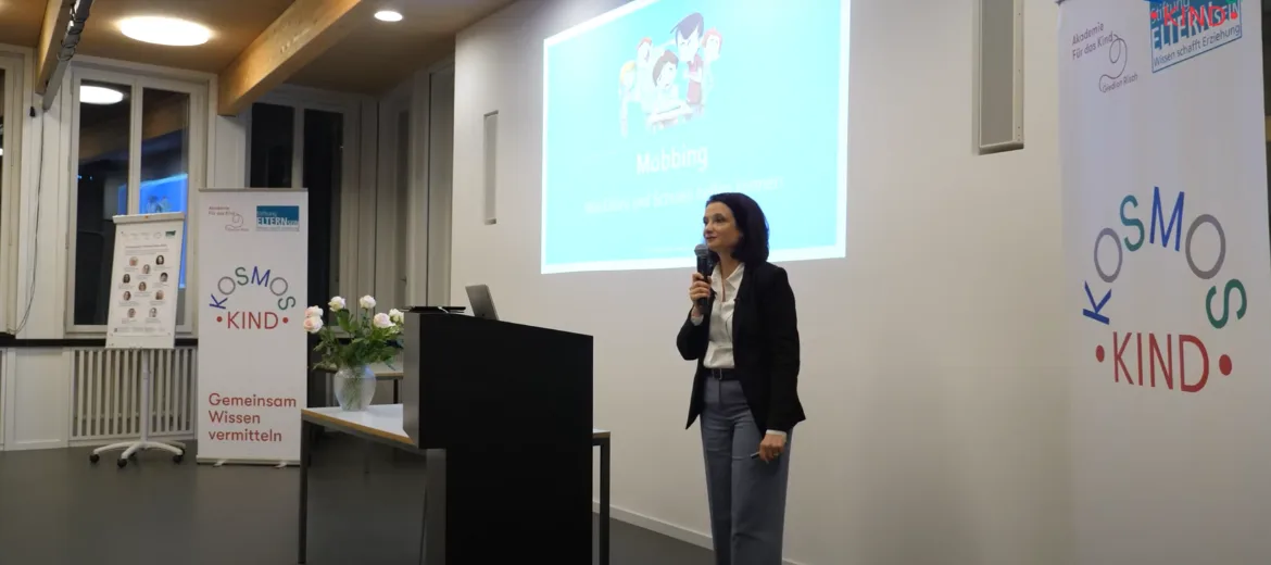 kosmos-kind-vortrag-mobbing-christelle-schlaepfer-tipps-mobbin-expertin-praevention Mobbing-Expertin Christelle Schläpfer erklärt im Rahmen des Kosmos-Kind-Vortrags, dass Eltern bei Mobbing schnell handeln müssen.
