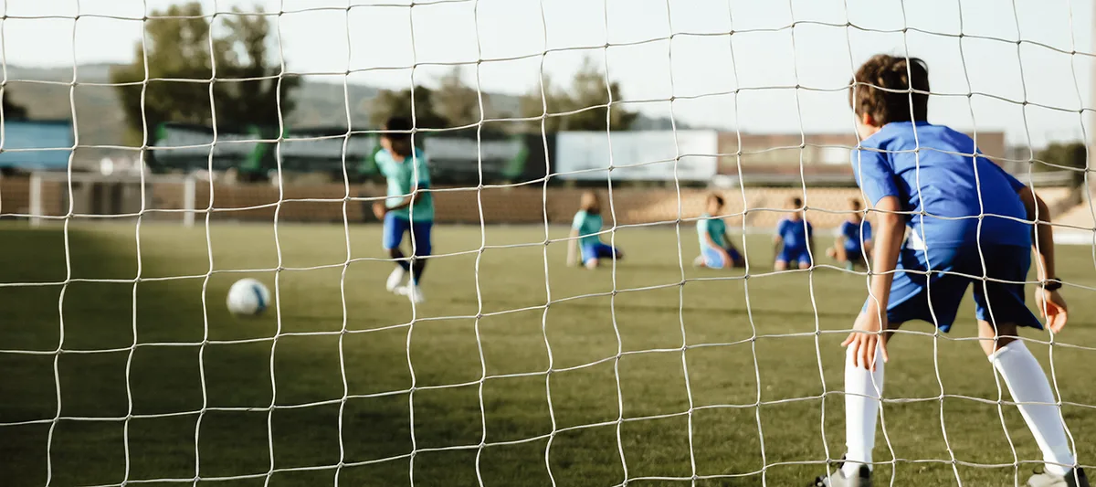 leistungsdruck-dossier-perfektionismus-schweizer-elternmagazin-hg Leistungsdruck: Jungs auf dem Fussballfeld.