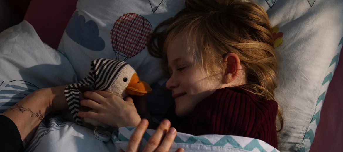 Sommeil : une fillette est au lit avec un doudou