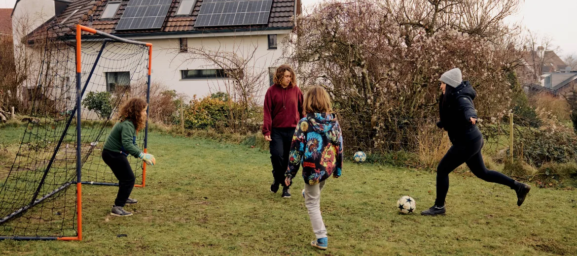 25-03-mutterinstinkt-dossier-schweizer-elternmagazin-hg Mutterinstinkt: eine Mutter spielt mit ihren drei Kindern Fussball