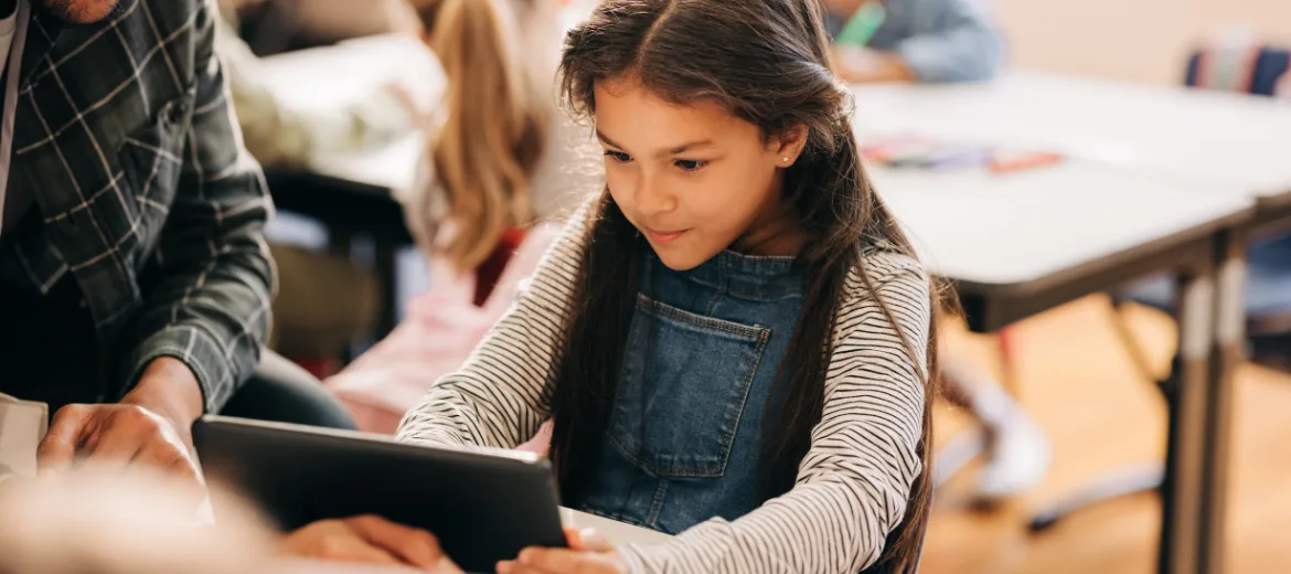 25-04-digitale-medien-schule-praevention-entdecken-drei-fragen-an-judith-mathez-schweizer-elternmagazin-fritz-und-fraenzi-hg Digitale Medien: Eine Schülerin vor dem Tablet