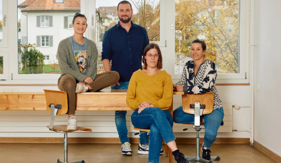 25-05-lehrpersonen-dossier-wir-erzaehlen-schule-wohin-schweizer-elternmagazin-fritz-und-fraenzi-hg Drei Lehrpersonen und eine Schulleiterin erzählen: Monia Pfenninger, Silvan Stuber, Viola Frei und Simone Sonderegger (v. l.)