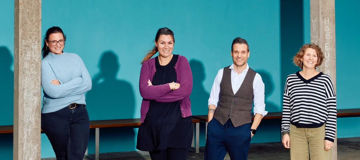 525-schule-wohin-wir-schweizer-elternmagazin 4 Personen stehen vor einer Schule