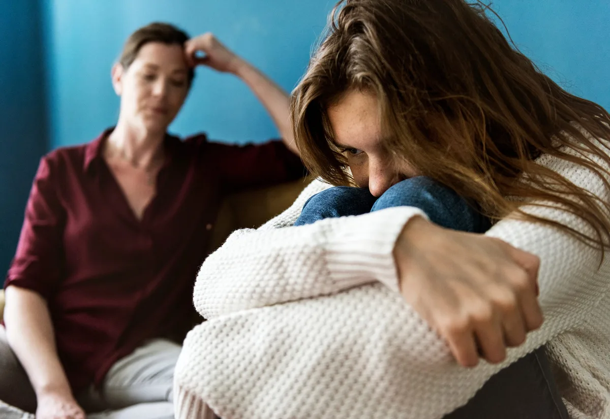 Madre e figlia adolescente litigano Madre e figlia adolescente litigano