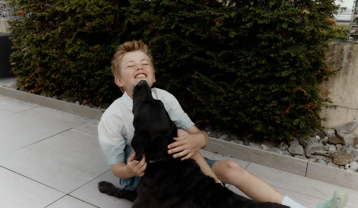 Autismus-Spektrum: Nian mit seinem Assistenzhund Benji