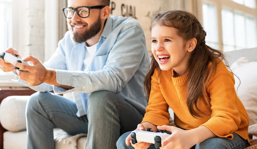 gamen: Vater und Tochter spielen ein Videogame