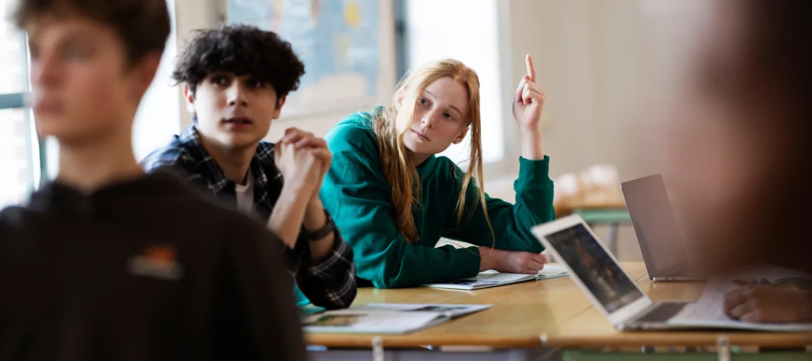25-09-filles-garçons-sélection-passage-au-lycée-joerg-berger-vslch-magazine-suisse-pour-parents-fritz-et-fraenzi-hg Une fille et un garçon dans la salle de classe