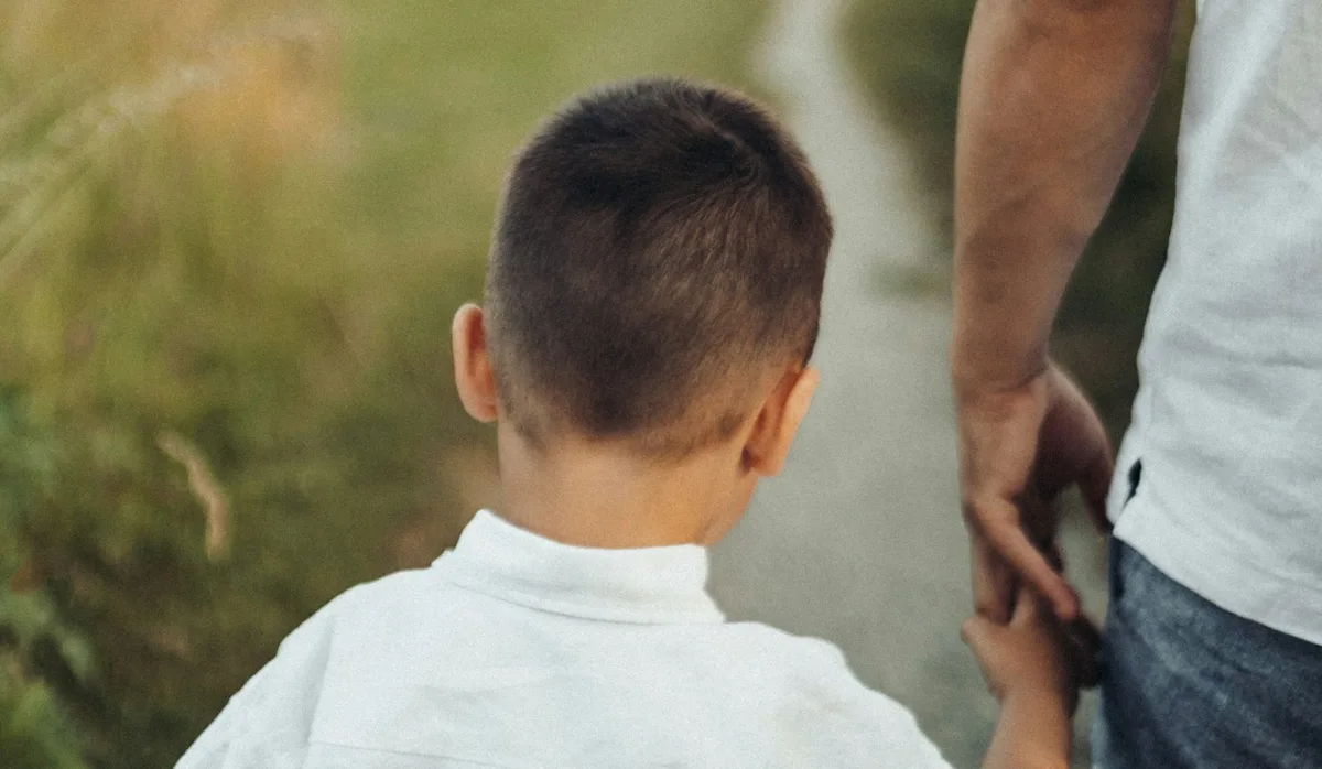 25-10-beziehungen-kinder-entwicklung-bindung-bold-schweizer-elternmagazin-fritz-und-fraenzi
