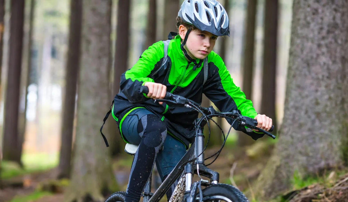 Freunde und biken: Ein Junge auf einem Mountainbike im Wald