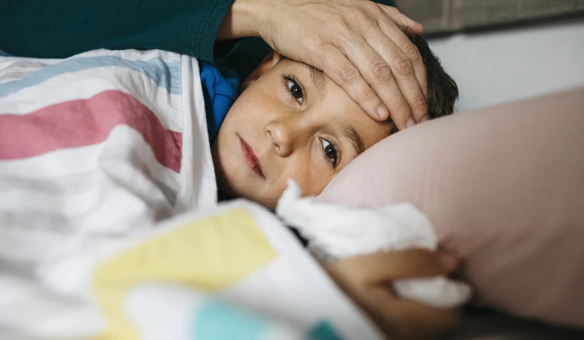 Bub liegt mit Fieber im Bett