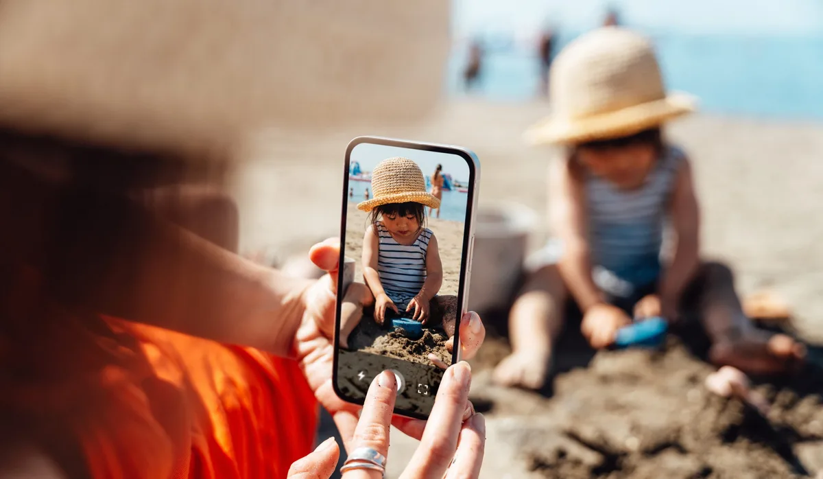 Instagram: Eine Mutter fotografiert ihr Kind am Strand