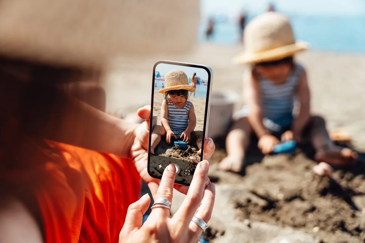 Instagram : une mère photographie son enfant à la plage