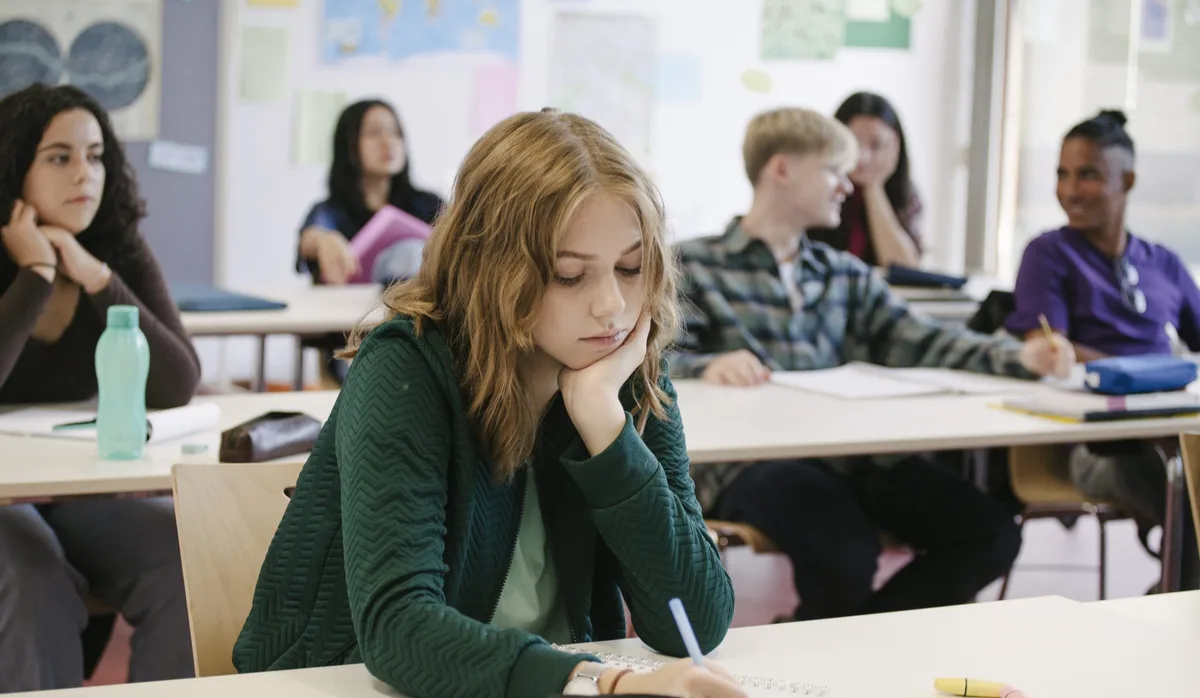 Schule der Zukunft: Eine Schülerin an ihrem Pult