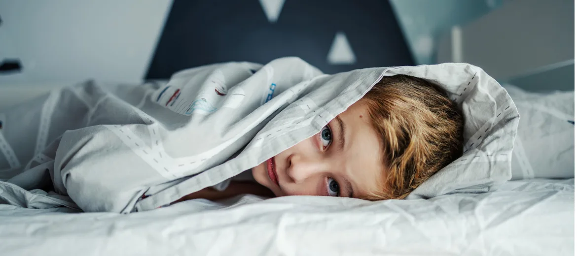25-12-s’endormir-zanoni-n° 32-magazine suisse pour parents-hg Un adolescent de treize ans souffrant d'insomnie reste éveillé dans son lit
