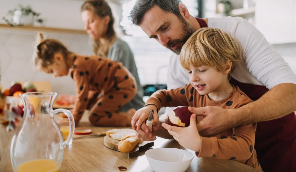 Kinder nehmen sich beim Essen ein Vorbild an ihren Eltern: Vater und Sohn beim Kochen