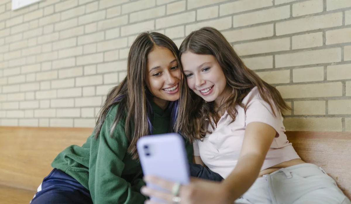 Selbstwert: Zwei Freundinnen machen ein Selfie