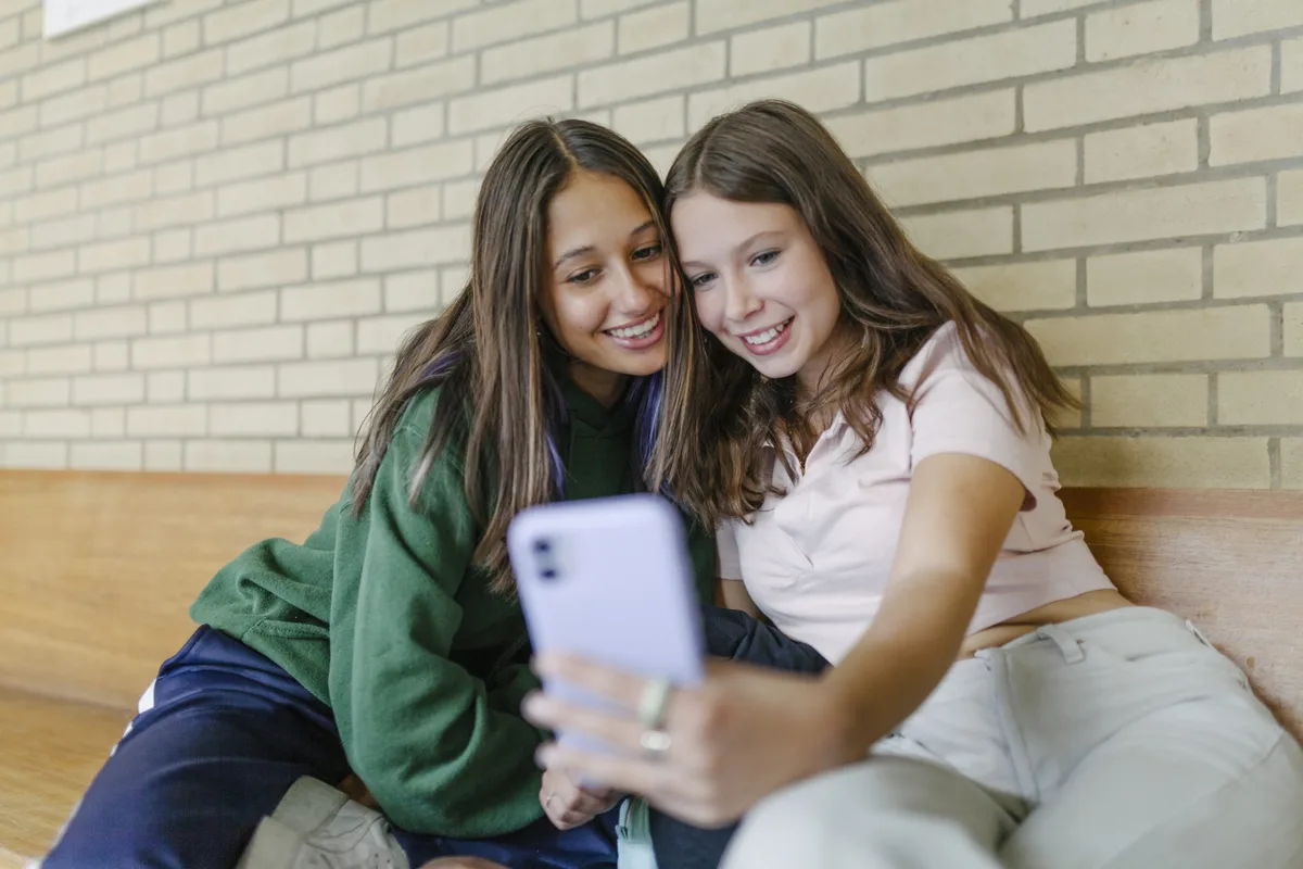 Estime de soi : deux amies prennent un selfie Estime de soi : deux amies prennent un selfie