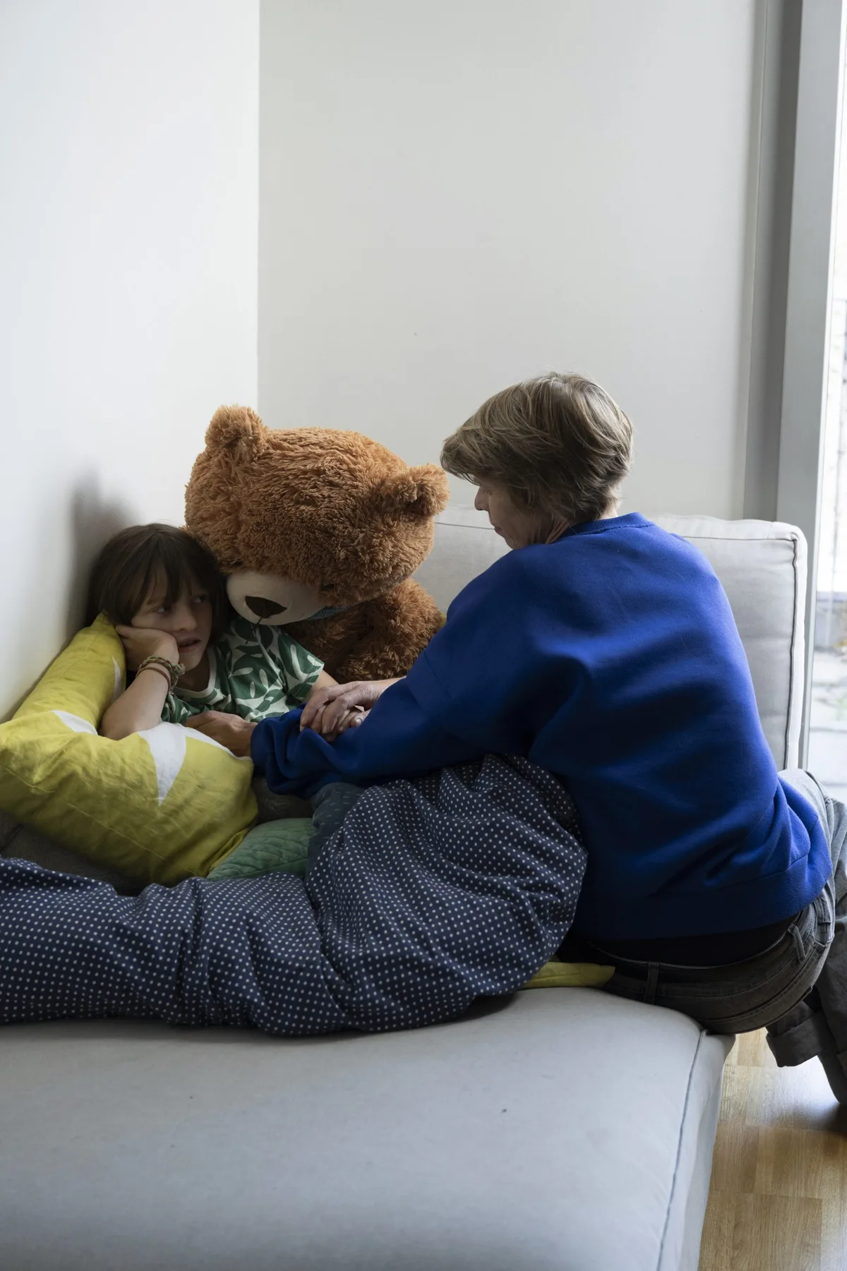25-12-filles-colère-dossier-je-suis-suisse-magazine-parents-hg Les filles co-régulent : la mère est assise au bord du lit et rassure sa fille