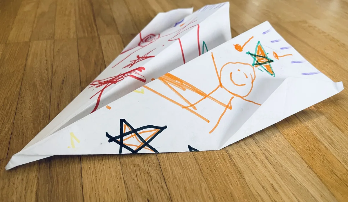 Dieser Papierflieger hat den Musikunterricht von Sibylle Dubs bereichert.