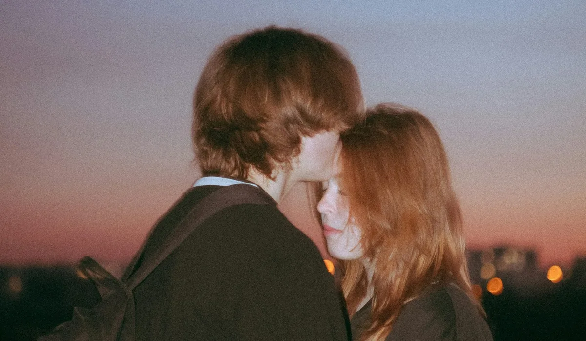 Erste Liebe, Sexualität: Ein heterosexuelles Teenagerpaar umarmt sich