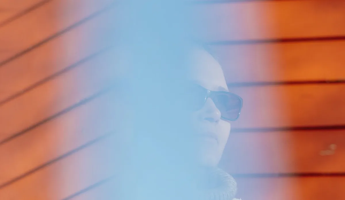 Kontaktabbruch mit Mutter: erwachsene Tochter mit Sonnenbrille