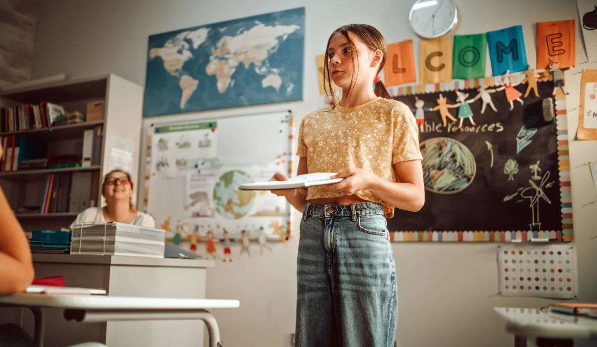 Ein Mädchen muss vor der Klasse sprechen