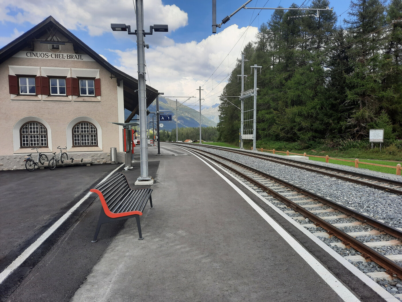 Mit 150 Meter langem Perron: Der umgebaute Bahnhof Cinuos-chel-Brail ...