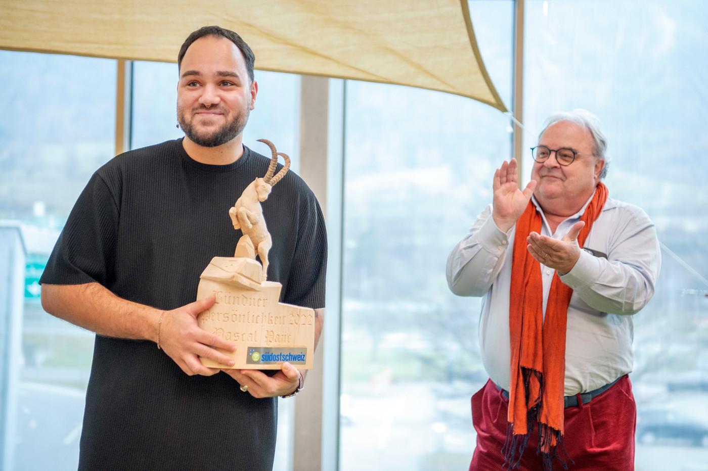 Stabsübergabe: Der ehemalige Chirurg Martin Meuli, Bündner Persönlichkeit des Jahres 2021 (rechts), applaudiert der aktuellen Bündner Persönlichkeit des Jahres, Pascal Pajic.