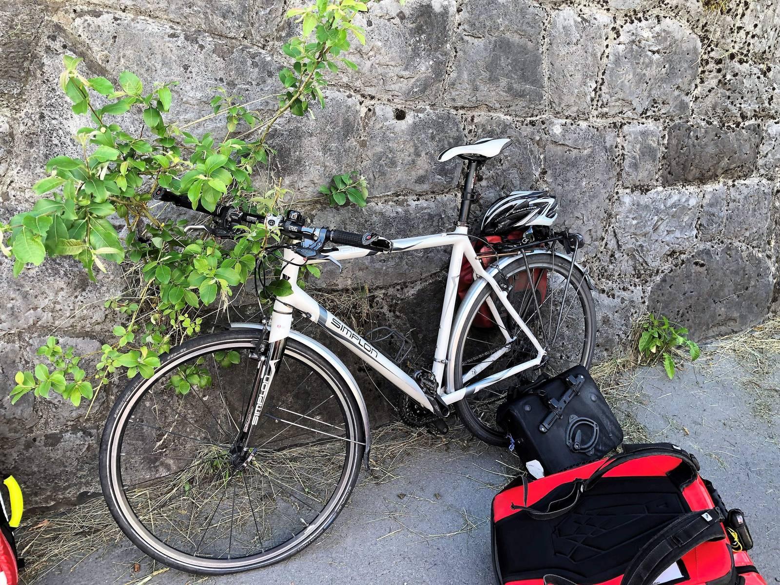 Der Velofahrer stürzte nach der Kollision mit einem Lastwagen und musste ins Spital gebracht werden.