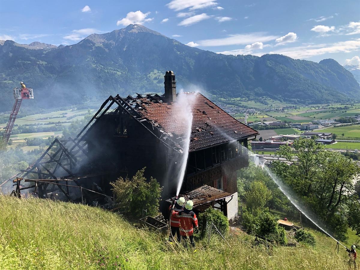 Beim Brand in Mastrils brannte ein Wohnhaus mitsamt Stall ab.